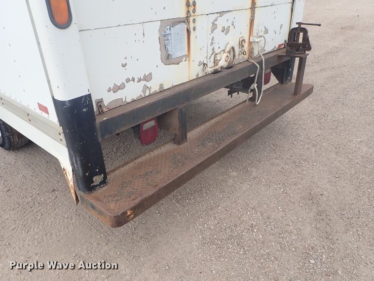 image for item DE5573 2001 Chevrolet Express 3500 box truck