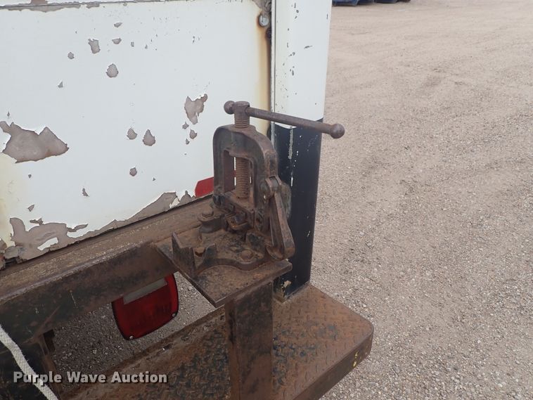 image for item DE5573 2001 Chevrolet Express 3500 box truck