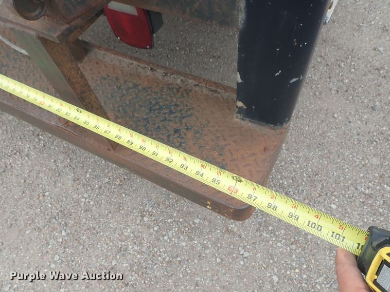 image for item DE5573 2001 Chevrolet Express 3500 box truck