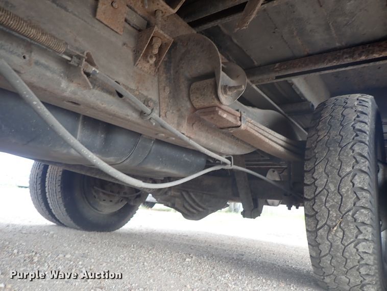 image for item DE5573 2001 Chevrolet Express 3500 box truck