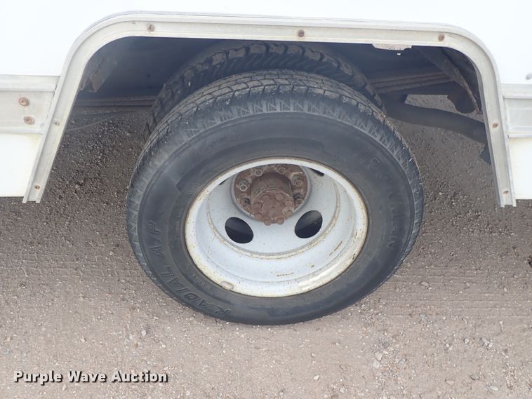 image for item DE5573 2001 Chevrolet Express 3500 box truck