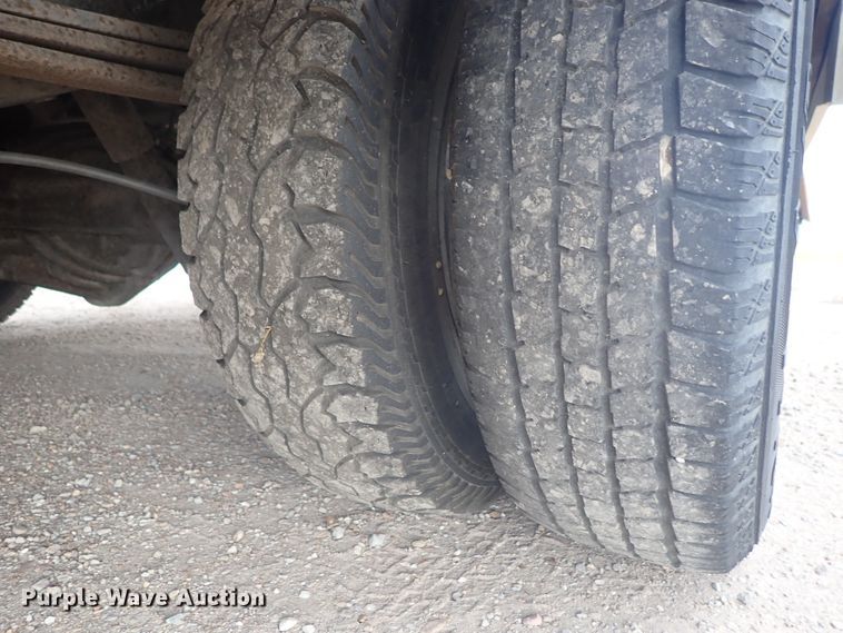 image for item DE5573 2001 Chevrolet Express 3500 box truck