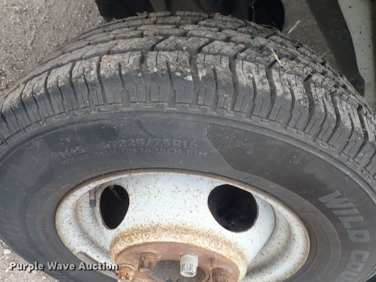 image for item DE5573 2001 Chevrolet Express 3500 box truck