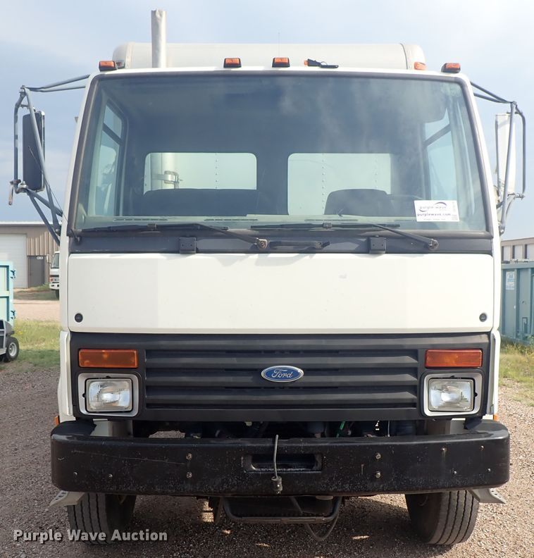 image for item DE5575 1994 Ford CF7000 box truck