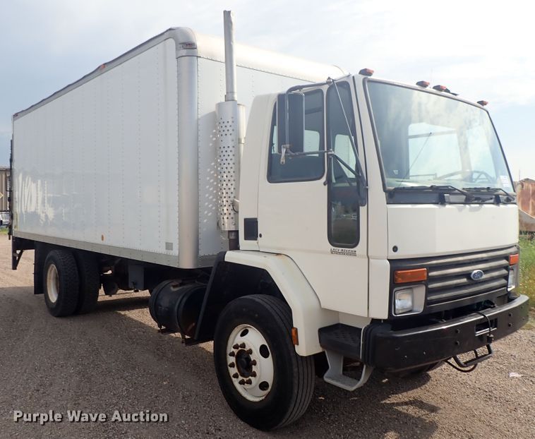 image for item DE5575 1994 Ford CF7000 box truck