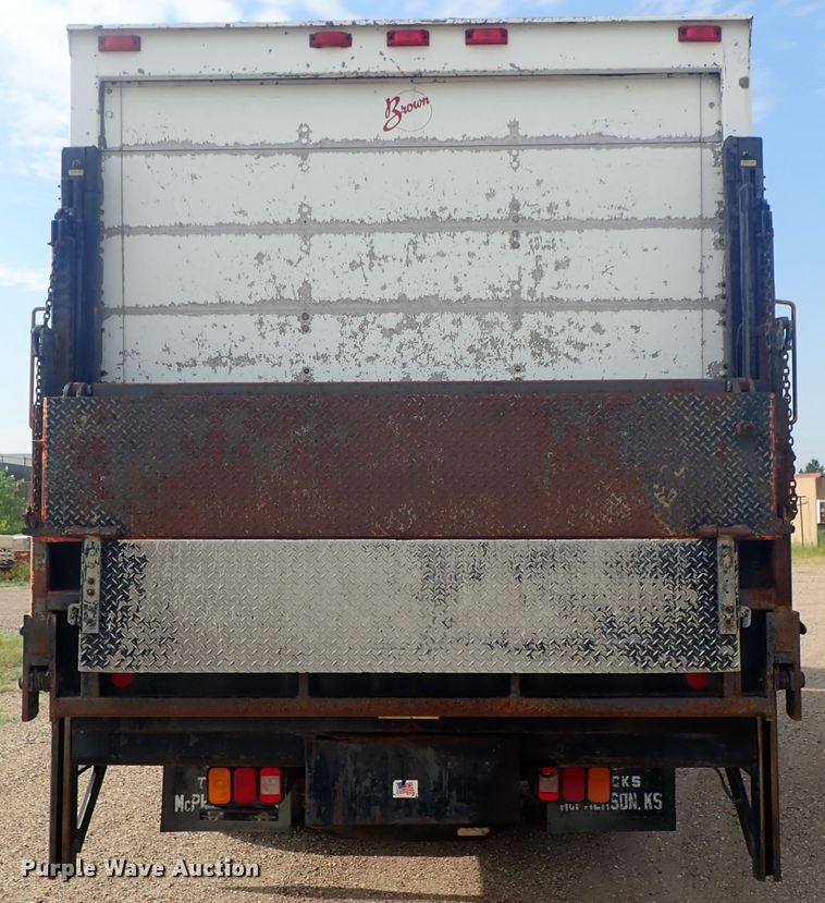 image for item DE5575 1994 Ford CF7000 box truck