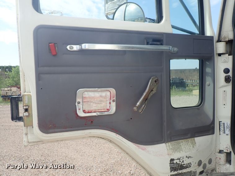 image for item DE5575 1994 Ford CF7000 box truck