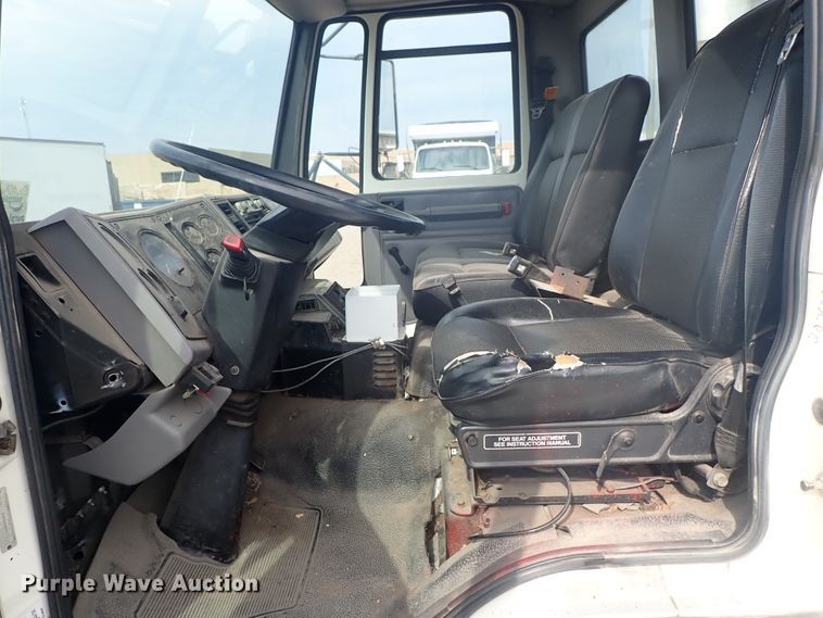 image for item DE5575 1994 Ford CF7000 box truck