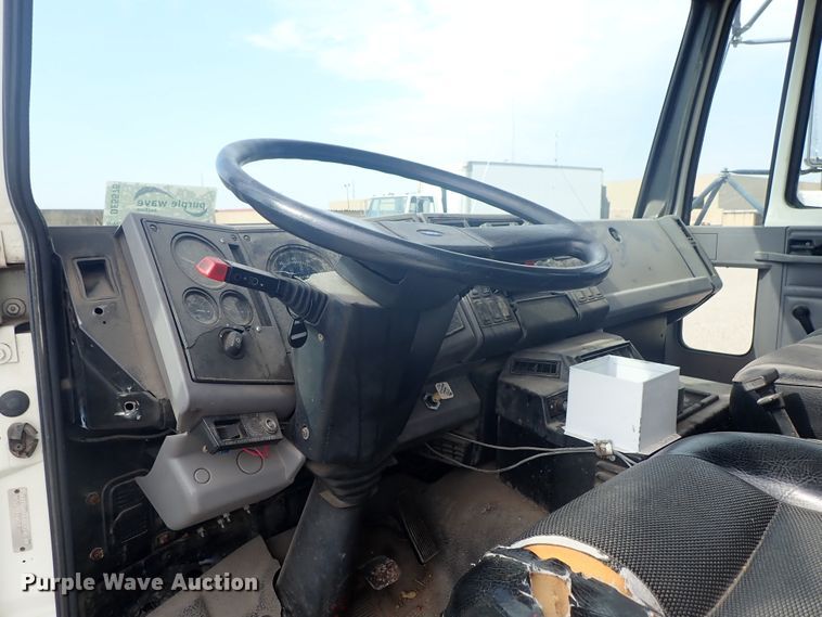 image for item DE5575 1994 Ford CF7000 box truck
