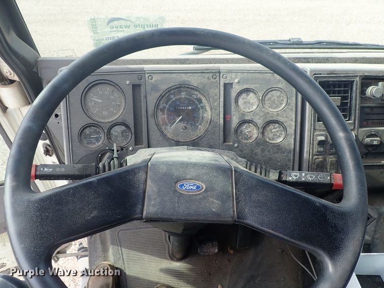 image for item DE5575 1994 Ford CF7000 box truck