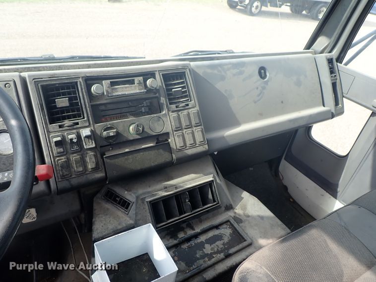 image for item DE5575 1994 Ford CF7000 box truck