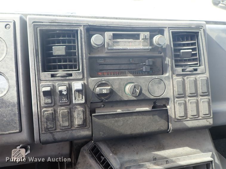 image for item DE5575 1994 Ford CF7000 box truck