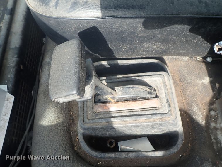 image for item DE5575 1994 Ford CF7000 box truck