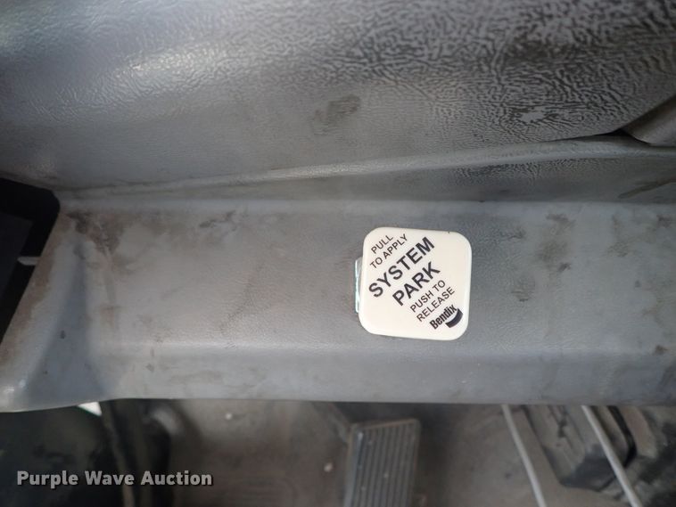 image for item DE5575 1994 Ford CF7000 box truck