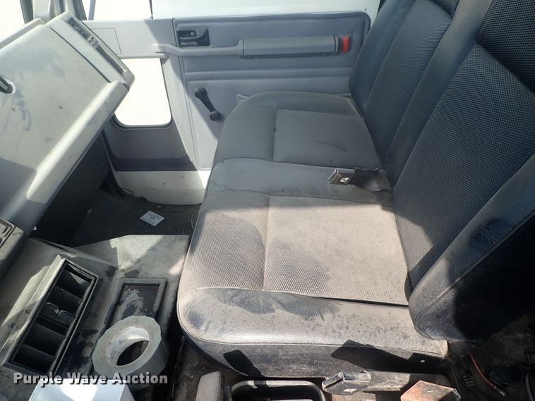 image for item DE5575 1994 Ford CF7000 box truck