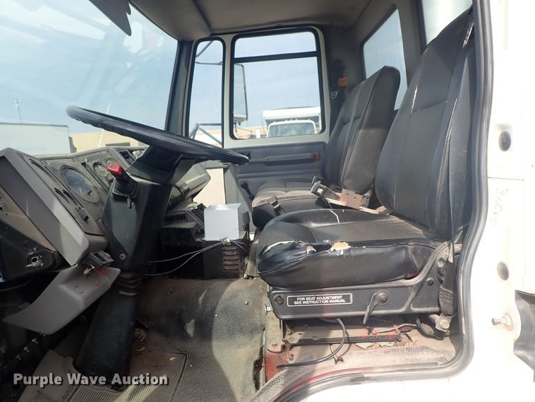 image for item DE5575 1994 Ford CF7000 box truck