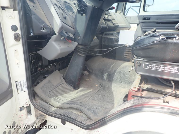 image for item DE5575 1994 Ford CF7000 box truck