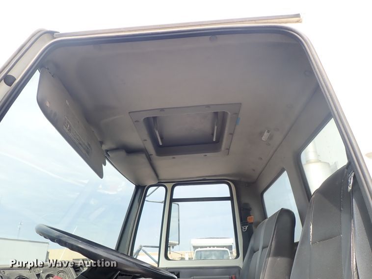 image for item DE5575 1994 Ford CF7000 box truck