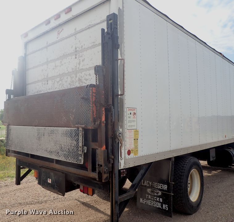 image for item DE5575 1994 Ford CF7000 box truck