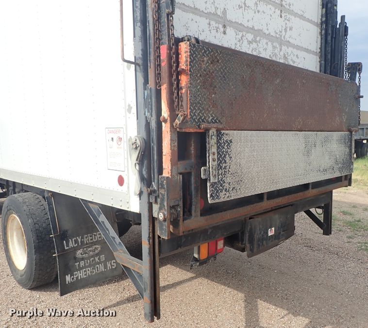 image for item DE5575 1994 Ford CF7000 box truck