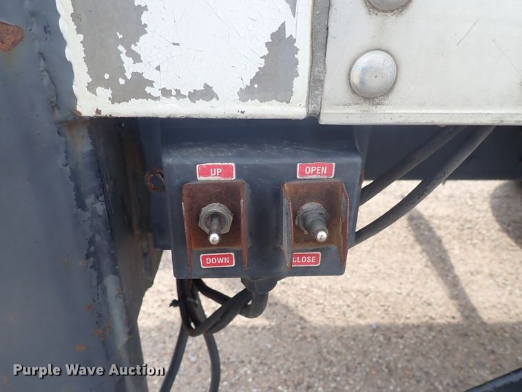 image for item DE5575 1994 Ford CF7000 box truck