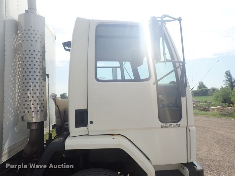 image for item DE5575 1994 Ford CF7000 box truck