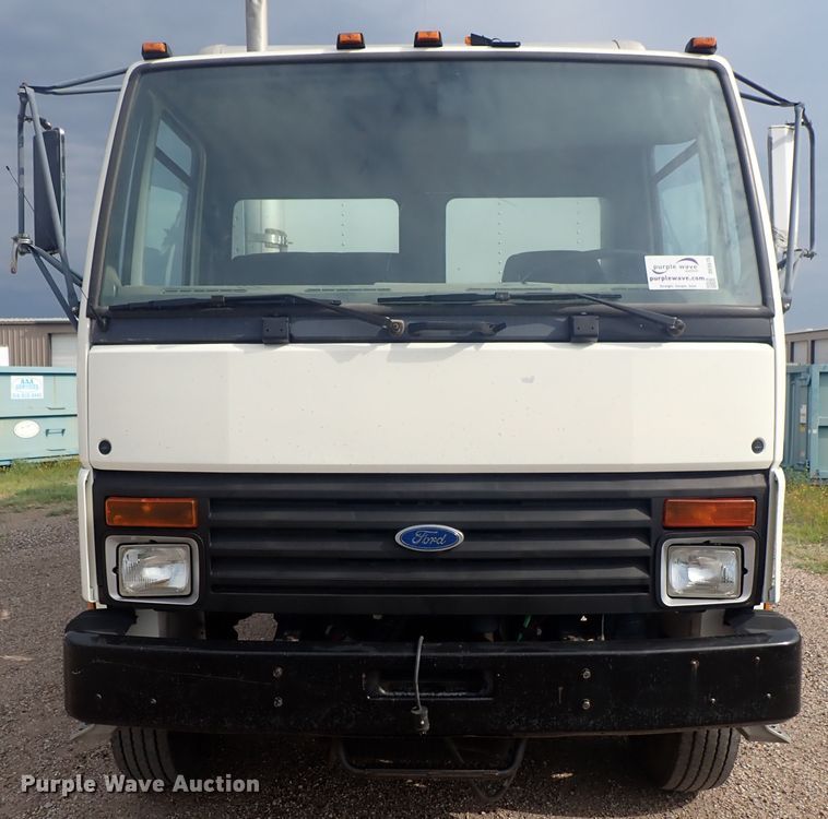 image for item DE5575 1994 Ford CF7000 box truck