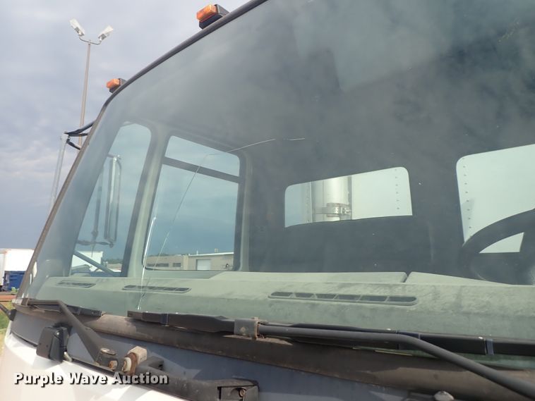 image for item DE5575 1994 Ford CF7000 box truck