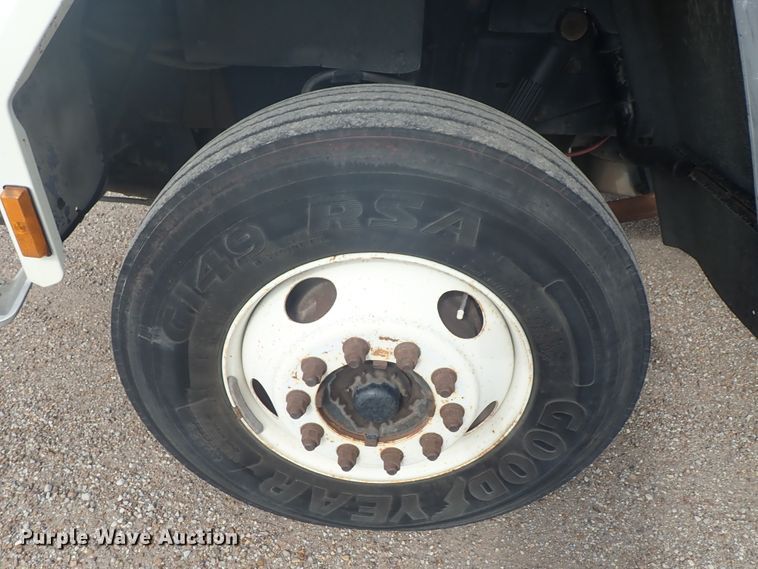 image for item DE5575 1994 Ford CF7000 box truck