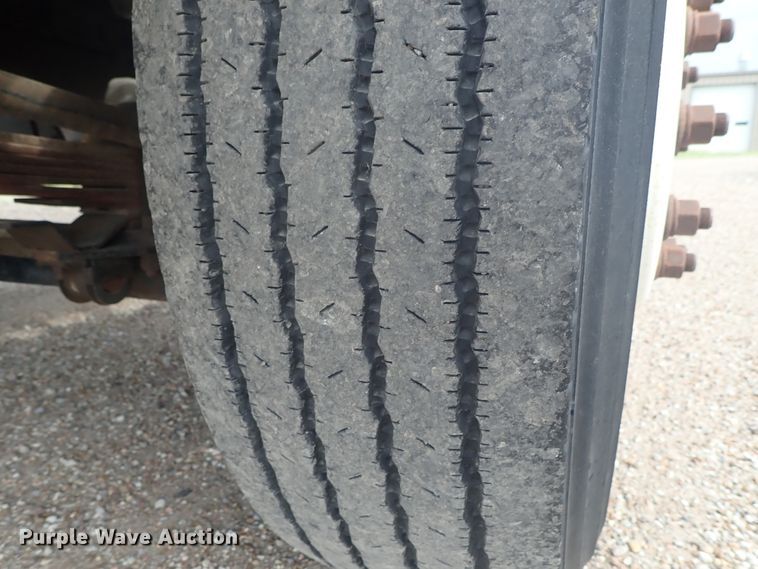 image for item DE5575 1994 Ford CF7000 box truck