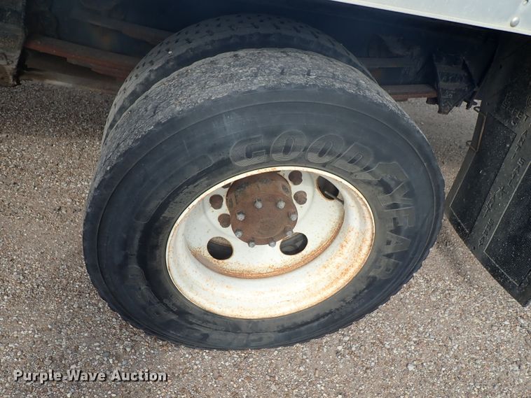 image for item DE5575 1994 Ford CF7000 box truck