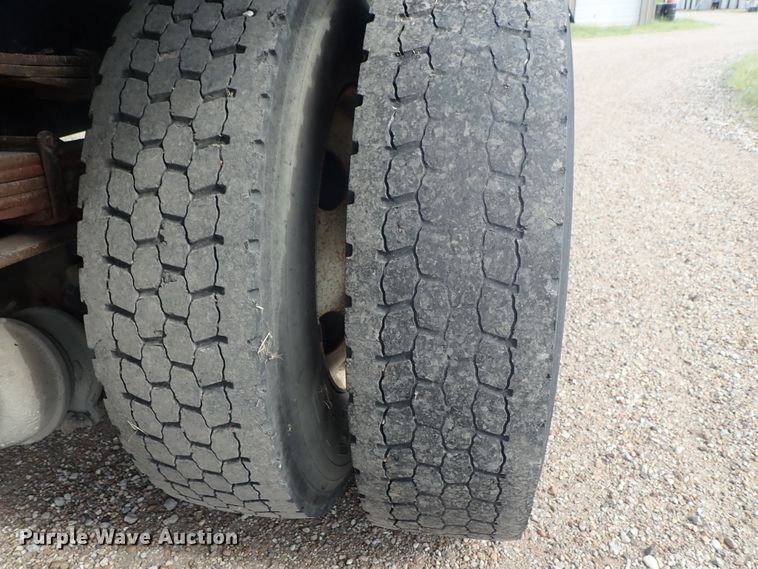 image for item DE5575 1994 Ford CF7000 box truck