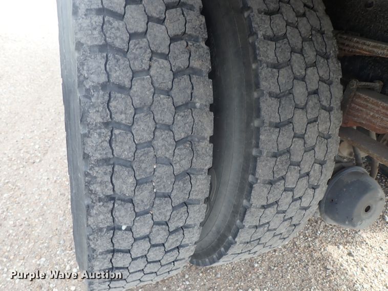 image for item DE5575 1994 Ford CF7000 box truck