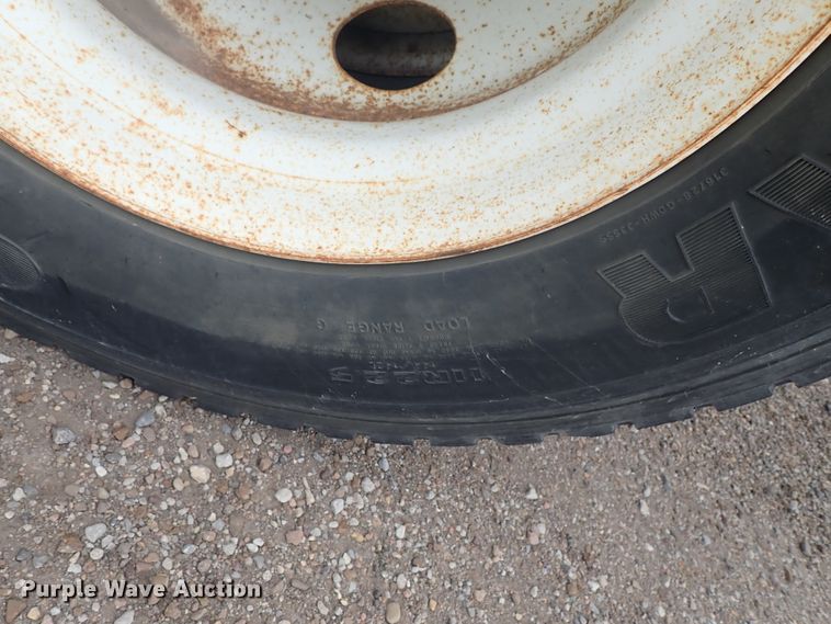 image for item DE5575 1994 Ford CF7000 box truck