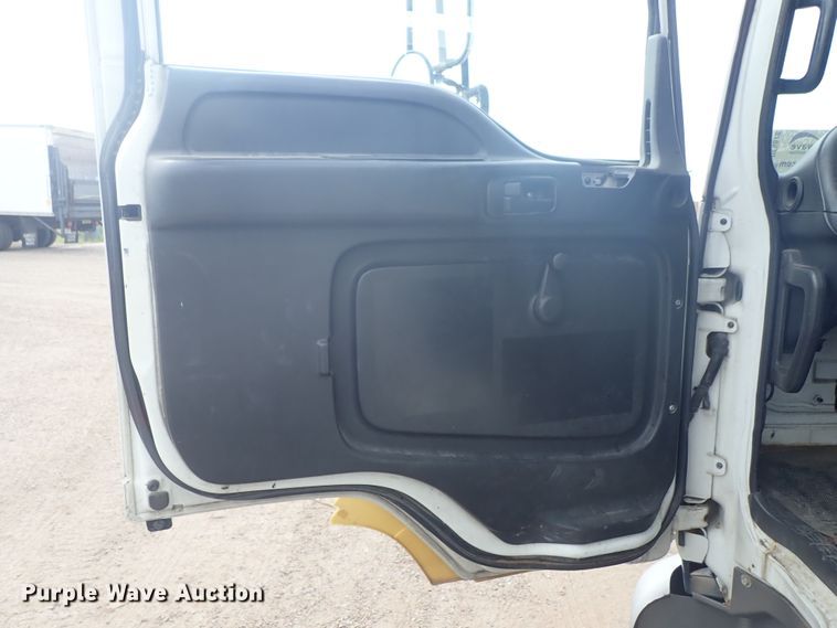 image for item DE5576 1999 GMC T6500 box truck