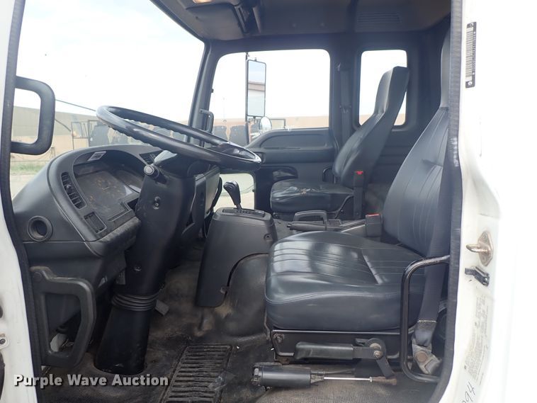 image for item DE5576 1999 GMC T6500 box truck