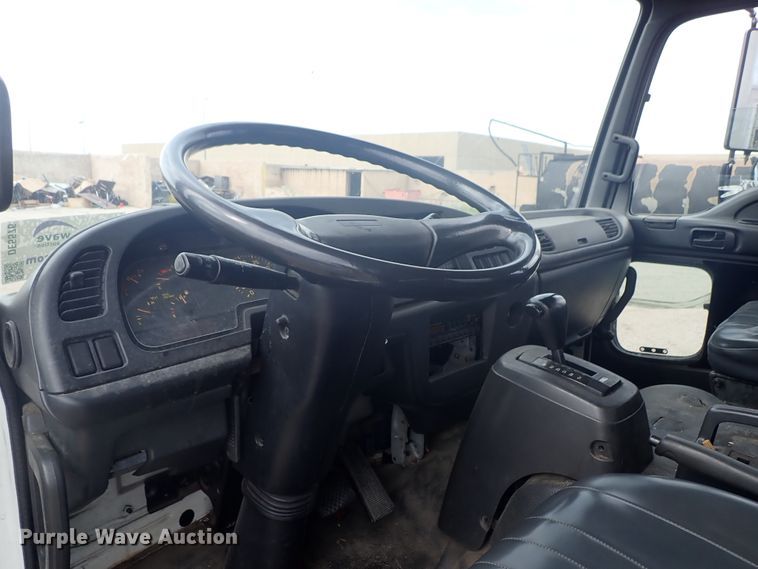 image for item DE5576 1999 GMC T6500 box truck