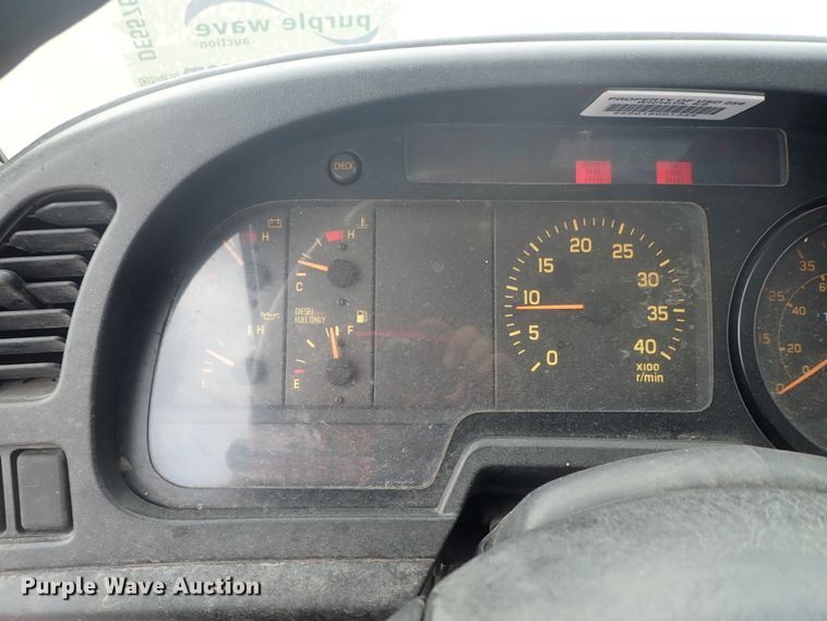 image for item DE5576 1999 GMC T6500 box truck