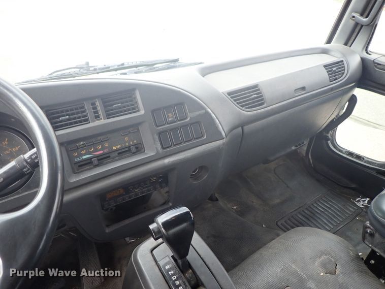 image for item DE5576 1999 GMC T6500 box truck