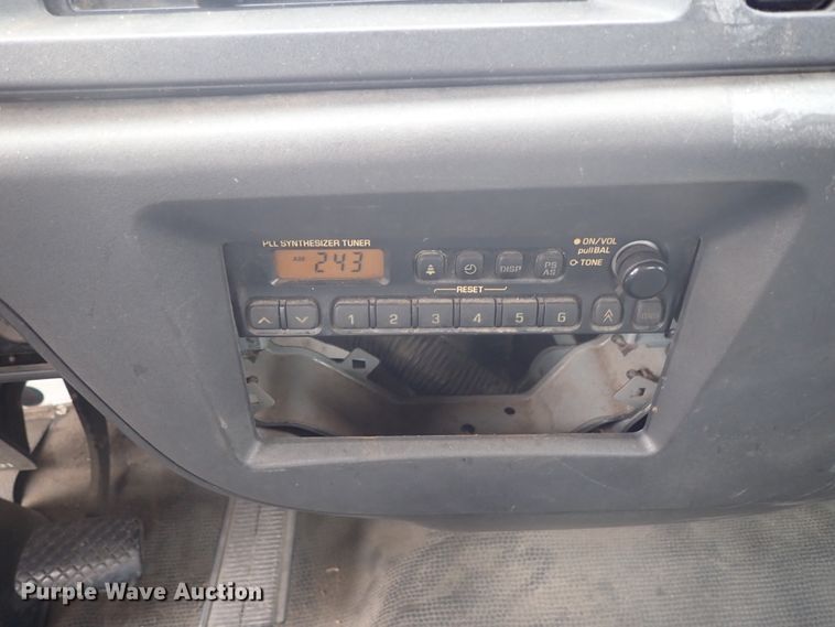 image for item DE5576 1999 GMC T6500 box truck