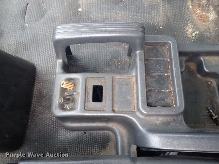 image for item DE5576 1999 GMC T6500 box truck