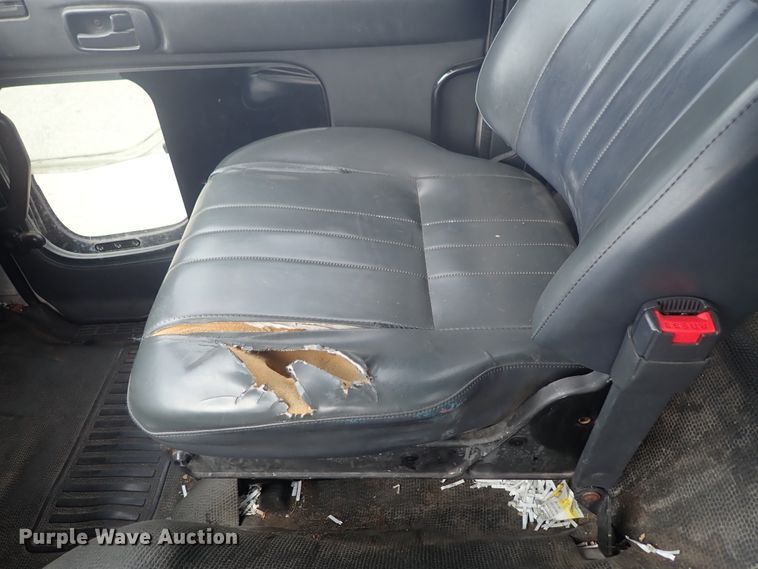 image for item DE5576 1999 GMC T6500 box truck