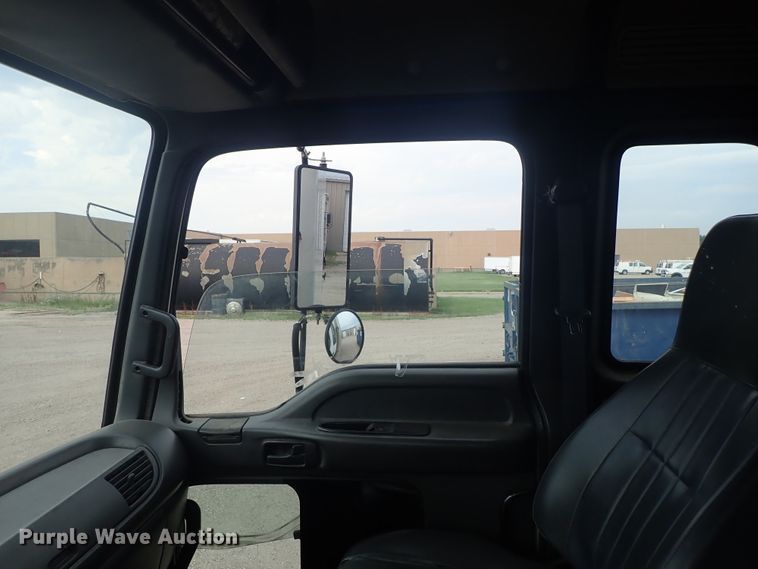 image for item DE5576 1999 GMC T6500 box truck