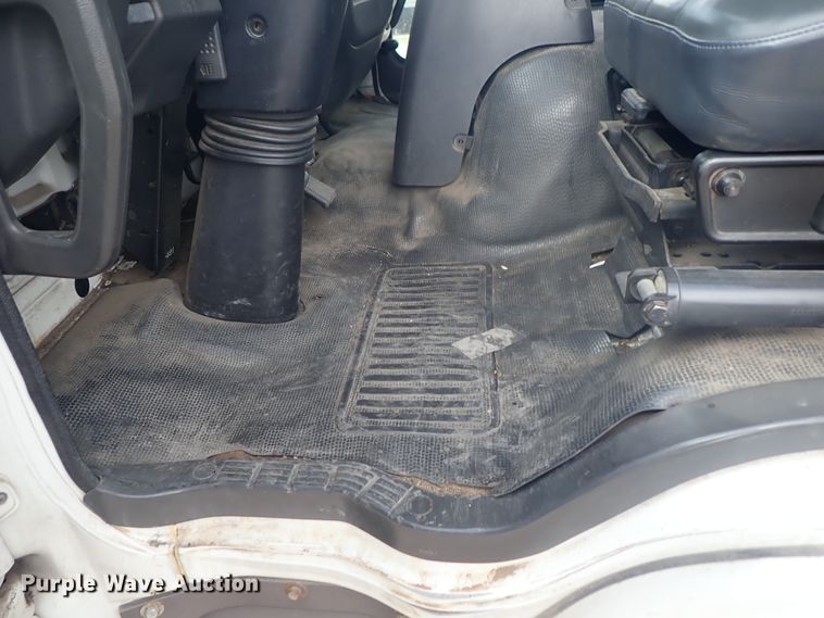 image for item DE5576 1999 GMC T6500 box truck