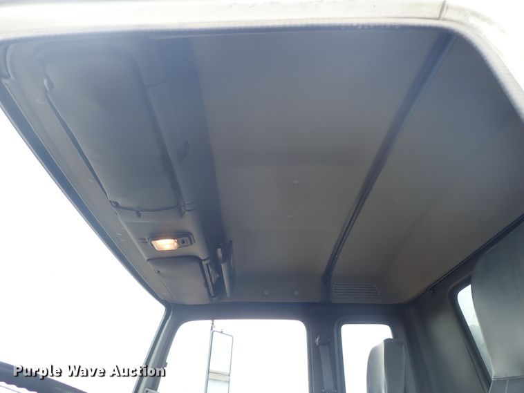 image for item DE5576 1999 GMC T6500 box truck