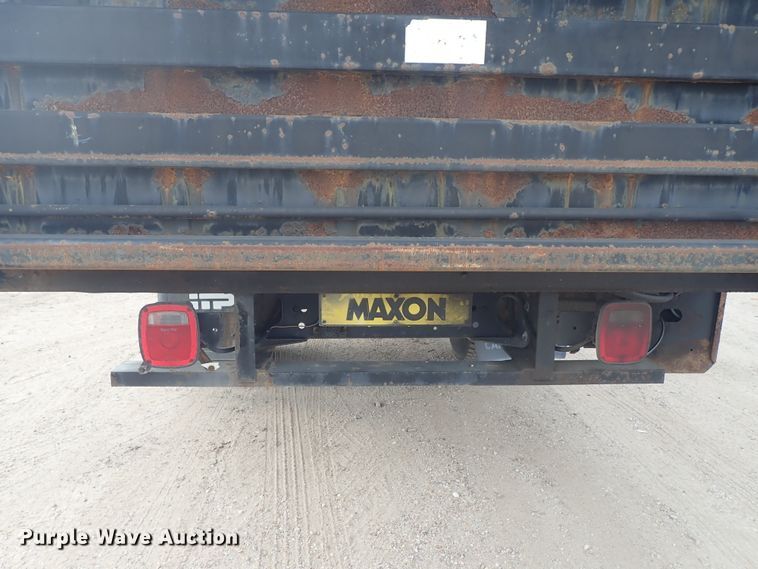 image for item DE5576 1999 GMC T6500 box truck