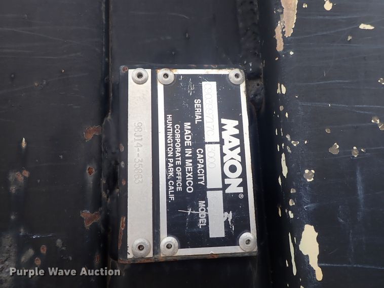 image for item DE5576 1999 GMC T6500 box truck