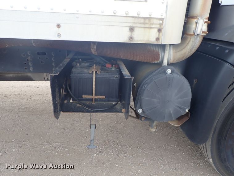 image for item DE5576 1999 GMC T6500 box truck