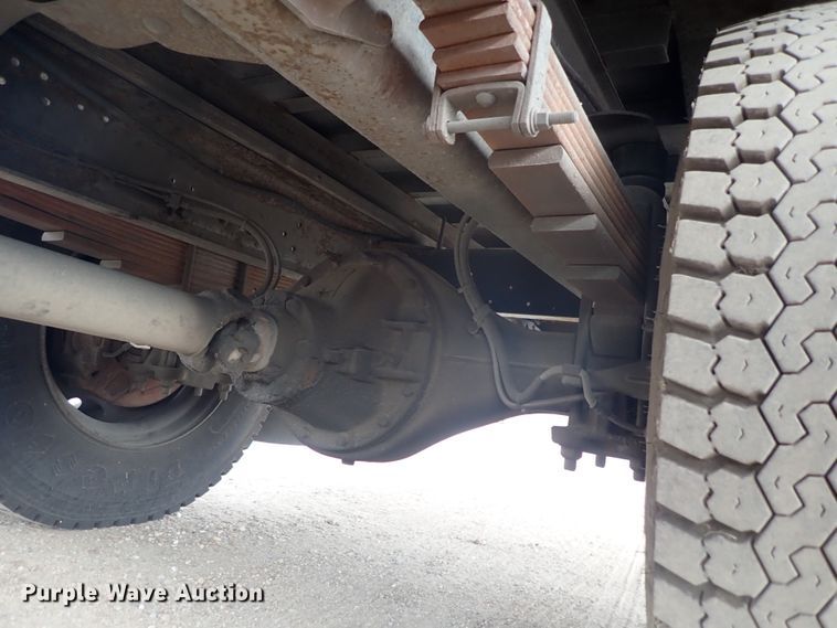 image for item DE5576 1999 GMC T6500 box truck