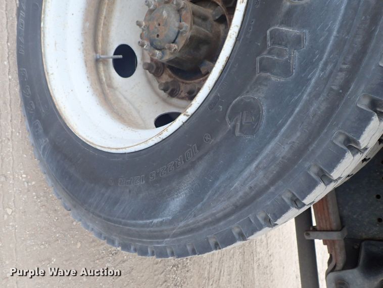 image for item DE5576 1999 GMC T6500 box truck